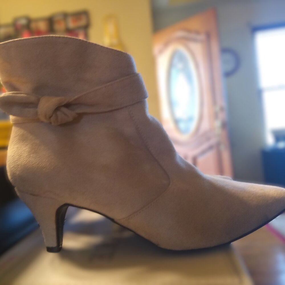 ComfortView Taupe suede womens shoes size 11